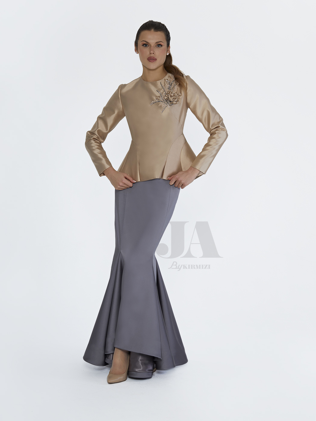 GRİ ETEK & GOLD BUSTİYER